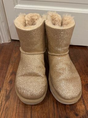 UGG Women’s sz 7 Sparkle Short Boot - Gold Glitter- bow in back
